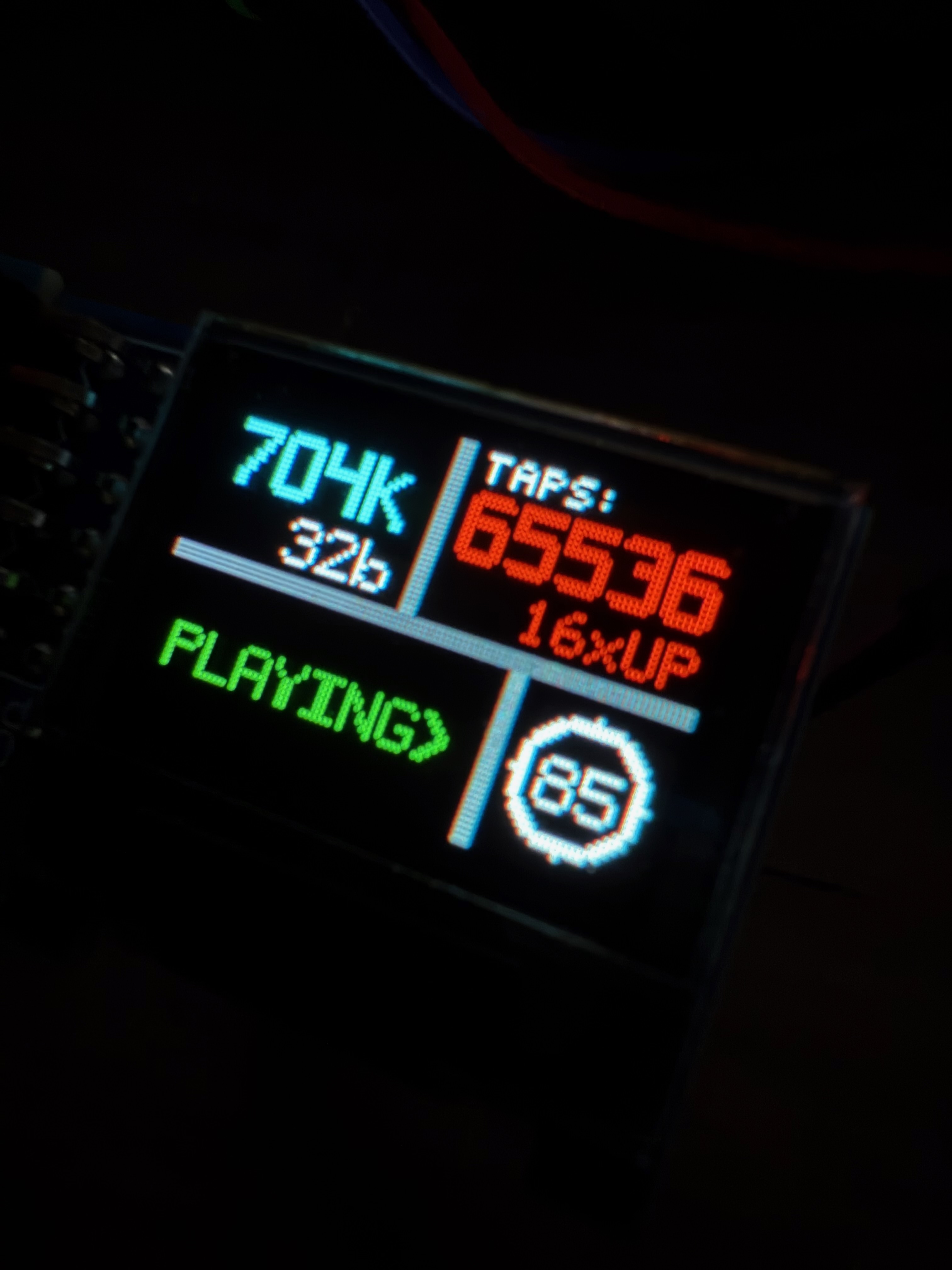 OLED display showing 704K, 65536 taps, PLAYING